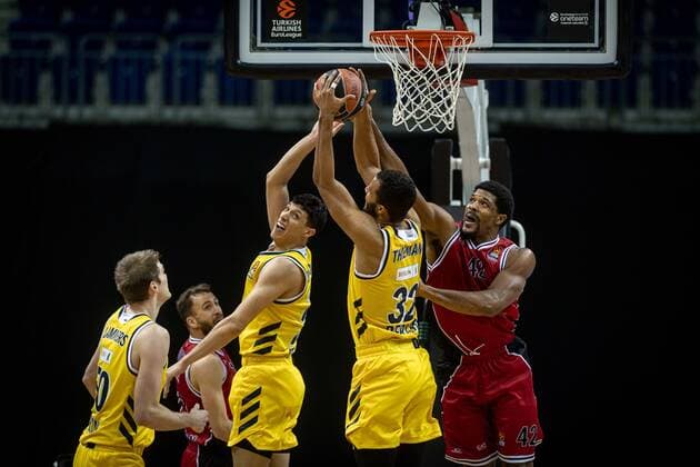 Basketball Berlin 14.01.2021 Saison 2020 2021 Euroleague Regular Season Alba Berlin vs AX Armani Exchange Mailand Johannes Thiemann (Alba Berlin, No.32) Kyle Hines (Mailand, No.42) Simone Fontecchio (Alba Berlin, No.20)