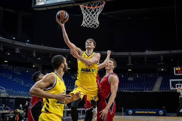 Basketball Berlin 14.01.2021 Saison 2020 2021 Euroleague Regular Season Alba Berlin vs AX Armani Exchange Mailand Ben Lammers (Alba Berlin, No.50) Kaleb Tarczewski (Mailand, No.15) re.