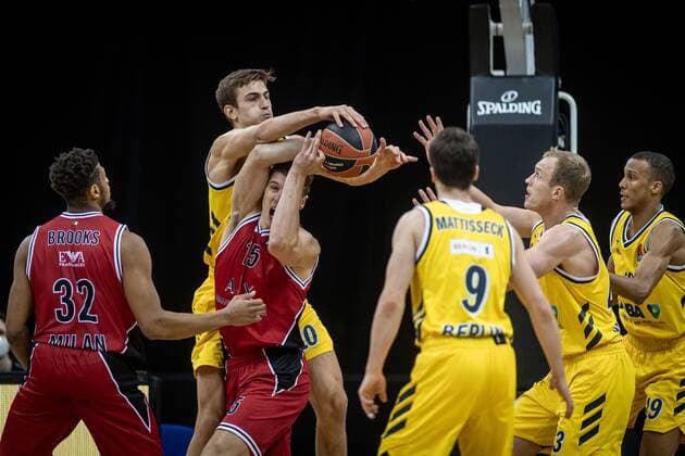 Basketball Berlin 14.01.2021 Saison 2020 2021 Euroleague Regular Season Alba Berlin vs AX Armani Exchange Mailand Kaleb Tarczewski (Mailand, No.15) Tim Schneider (Alba Berlin, No.10)