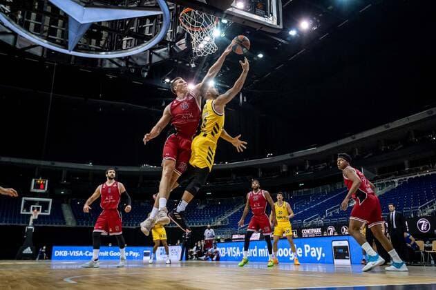 Basketball Berlin 14.01.2021 Saison 2020 2021 Euroleague Regular Season Alba Berlin vs AX Armani Exchange Mailand Peyton Siva (Alba Berlin, No.03) Kaleb Tarczewski (Mailand, No.15)