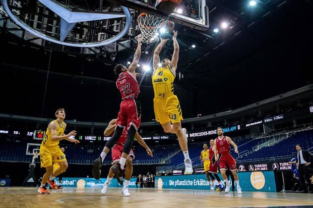 Basketball Berlin 14.01.2021 Saison 2020 2021 Euroleague Regular Season Alba Berlin vs AX Armani Exchange Mailand Luke Sikma (Alba Berlin, No.43) Jeff Brooks (Mailand, No.32)