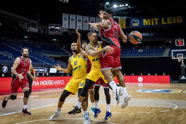 Basketball Berlin 14.01.2021 Saison 2020 2021 Euroleague Regular Season Alba Berlin vs AX Armani Exchange Mailand Peyton Siva (Alba Berlin, No.03) Kyle Hines (Mailand, No.42)