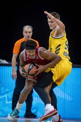 Basketball Berlin 14.01.2021 Saison 2020 2021 Euroleague Regular Season Alba Berlin vs AX Armani Exchange Mailand Zach LeDay (Mailand, No.02) Ben Lammers (Alba Berlin, No.50)