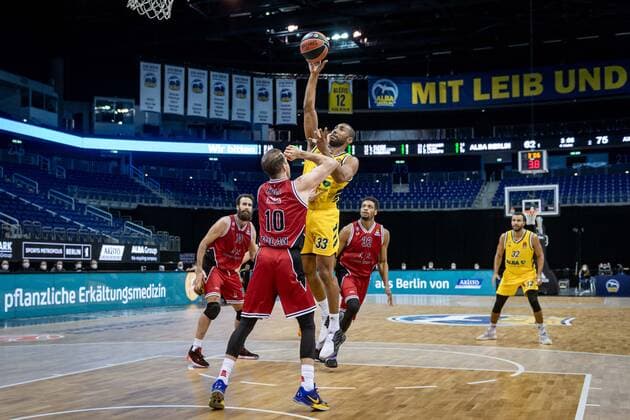 Basketball Berlin 14.01.2021 Saison 2020 2021 Euroleague Regular Season Alba Berlin vs AX Armani Exchange Mailand Jayson Granger (Alba Berlin, No.33) Michael Roll (Mailand, No.10)