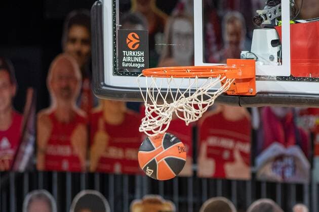 Ball geht durch den Korb, Symbolbild, FC Bayern Basketball vs. Real Madrid, Basketball, Euroleague, 15.01.2021 Muenchen Bayern Deutschland