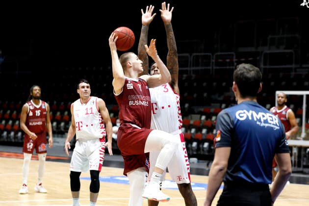15.01.2021, easyCredit Basketball Bundesliga, BBL, Saison 2020 2021, Herren, Chemnitz Niners - Telekom Baskets Bonn Jonas Richter, Niners Chemnitz, James Thompson, Telekom Baskets Bonn Chemnitz Messe Chemnitz Sachsen Germany
