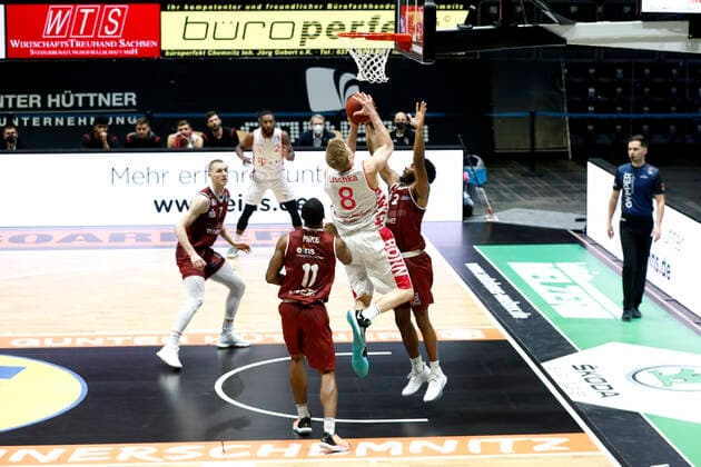 15.01.2021, easyCredit Basketball Bundesliga, BBL, Saison 2020 2021, Herren, Chemnitz Niners - Telekom Baskets Bonn Benjamin Lischka, Telekom Baskets Bonn, Isiaha Mike, Niners Chemnitz Chemnitz Messe Chemnitz Sachsen Germany