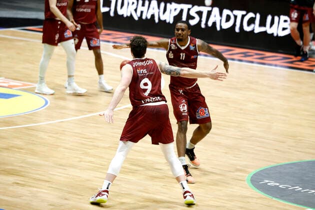 15.01.2021, easyCredit Basketball Bundesliga, BBL, Saison 2020 2021, Herren, Chemnitz Niners - Telekom Baskets Bonn Dominique Johnson, Niners Chemnitz, Isiaha Mike, Niners Chemnitz Chemnitz Messe Chemnitz Sachsen Germany