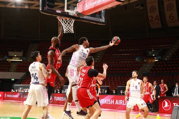 21 James Gist, 11 Vladimir Lucic (FCBB) gegen 14 Gabriel Deck, 33 Trey Thompkins (Real) Basketball, EuroLeague, FC Bayern München vs. Real Madrid, Audi Dome, 15.01.2021 FOTO: Mladen Lackovic LakoPress