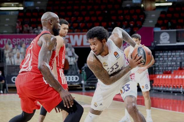Bayerns 21 James GIST vs Madrids 33 THOMPKINS. Basketball, FC Bayern - Madrid, Euroleague, Saison 2020-2021, am 15.1.2021 in Muenchen, A U D I D O M E, Deutschland. Quelle Copyright Credit : Oryk HAIST