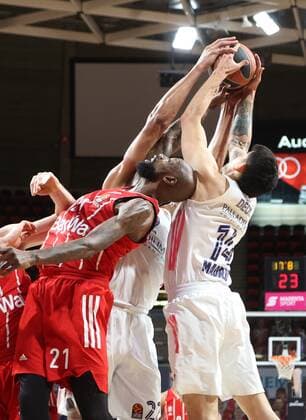 Bayerns 21 James GIST vs Madrids 14 DECK. Basketball, FC Bayern - Madrid, Euroleague, Saison 2020-2021, am 15.1.2021 in Muenchen, A U D I D O M E, Deutschland. Quelle Copyright Credit : Oryk HAIST