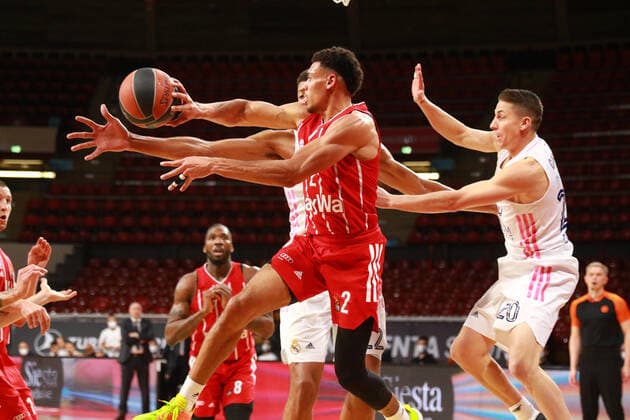 2 Wade Baldwin (FCBB) am Ball, gegen 20 Jaycee Carroll und 22 Walter Tavares (Real) Basketball, EuroLeague, FC Bayern München vs. Real Madrid, Audi Dome, 15.01.2021 FOTO: Mladen Lackovic LakoPress