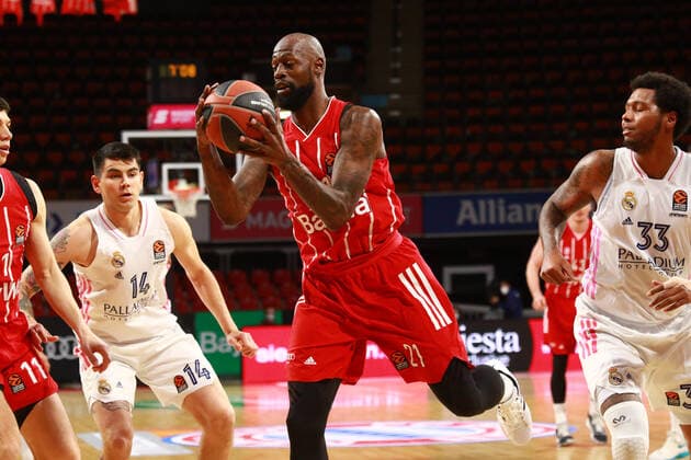 21 James Gist, 11 Vladimir Lucic (FCBB) gegen 14 Gabriel Deck, 33 Trey Thompkins (Real) Basketball, EuroLeague, FC Bayern München vs. Real Madrid, Audi Dome, 15.01.2021 FOTO: Mladen Lackovic LakoPress