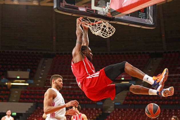 Sport Bilder des Tages 8 Jalen Reynolds (FCBB) gegen 22 Walter Tavares (Real). Dunk, Dunking, Zweikampf, Korb, Ball Basketball, EuroLeague, FC Bayern München vs. Real Madrid, Audi Dome, 15.01.2021 FOTO: Mladen Lackovic LakoPress