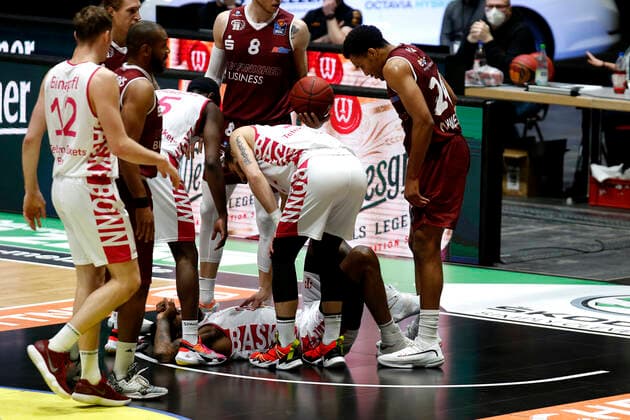 15.01.2021, easyCredit Basketball Bundesliga, BBL, Saison 2020 2021, Herren, Chemnitz Niners - Telekom Baskets Bonn James Thompson, Telekom Baskets Bonn, am Boden nach einem Foul Chemnitz Messe Chemnitz Sachsen Germany
