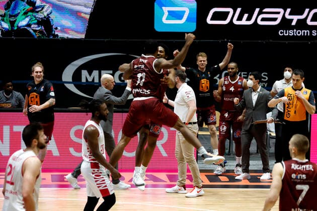15.01.2021, easyCredit Basketball Bundesliga, BBL, Saison 2020 2021, Herren, Chemnitz Niners - Telekom Baskets Bonn Isiaha Mike, Niners Chemnitz, nach dem Sieg Chemnitz Messe Chemnitz Sachsen Germany