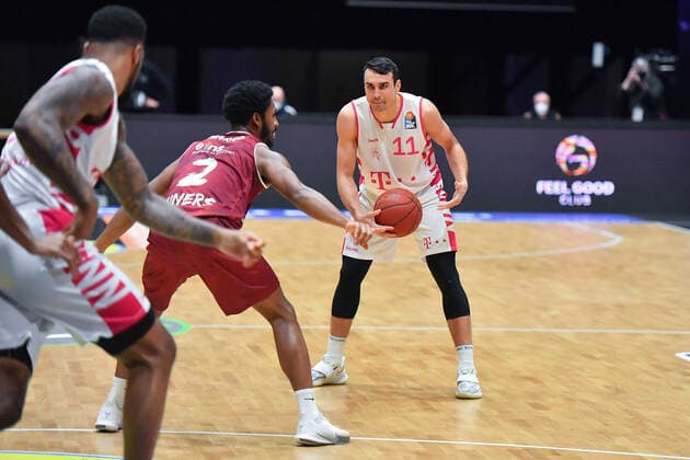 c15Chemnitz, Deutschland 15. Januar 2021: BBL - 2020 2021 - Niners Chemnitz vs. Telekom Baskets Bonn v. li. im Zweikampf Harris Terrell (Chemnitz) und Anthony DiLeo (Bonn) Copyright: xFotostandx xDostmannx