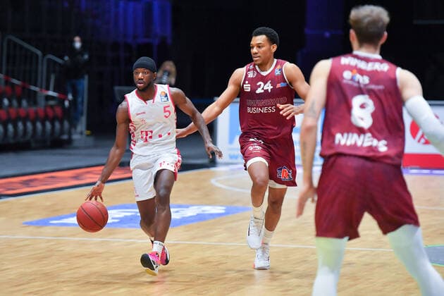 Chemnitz, Deutschland 15. Januar 2021: BBL - 2020 2021 - Niners Chemnitz vs. Telekom Baskets Bonn v. li. im Zweikampf Josh Hagins (Bonn) und George King (Chemnitz) Copyright: xFotostandx xDostmannx