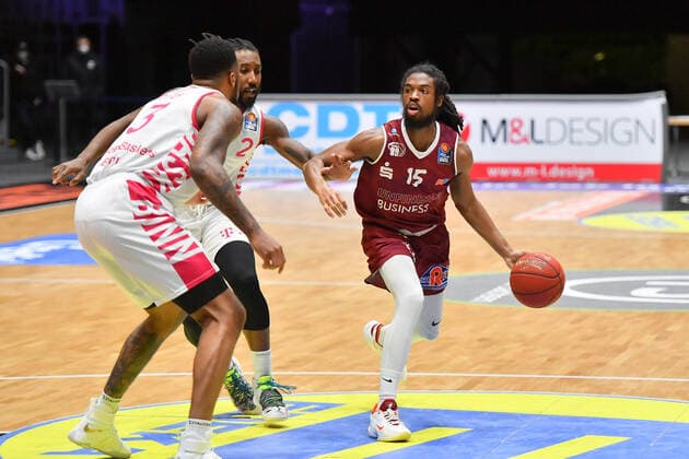 Sport Bilder des Tages Chemnitz, Deutschland 15. Januar 2021: BBL - 2020 2021 - Niners Chemnitz vs. Telekom Baskets Bonn v. li. im Zweikampf James Thompson IV (Bonn), Xavier Pollard (Bonn) und Marcus Thornton (Chemnitz) Copyright: xFotostandx xDostmannx