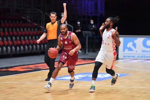 Chemnitz, Deutschland 15. Januar 2021: BBL - 2020 2021 - Niners Chemnitz vs. Telekom Baskets Bonn v. li. im Zweikampf Virgil Matthews (Chemnitz) und Xavier Pollard (Bonn) Copyright: xFotostandx xDostmannx