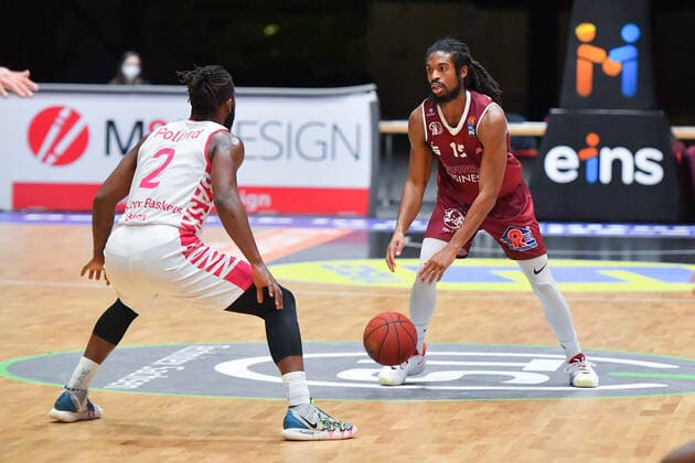 Chemnitz, Deutschland 15. Januar 2021: BBL - 2020 2021 - Niners Chemnitz vs. Telekom Baskets Bonn v. li. im Zweikampf Xavier Pollard (Bonn) und Marcus Thornton (Chemnitz) Copyright: xFotostandx xDostmannx