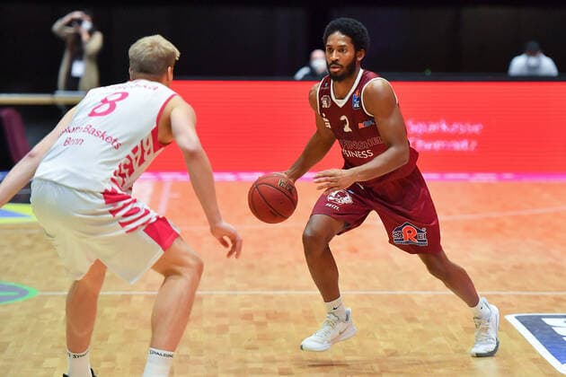Chemnitz, Deutschland 15. Januar 2021: BBL - 2020 2021 - Niners Chemnitz vs. Telekom Baskets Bonn v. li. im Zweikampf Benjamin Lischka (Bonn) und Harris Terrell (Chemnitz) Copyright: xFotostandx xDostmannx