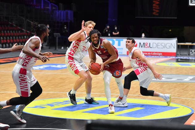Chemnitz, Deutschland 15. Januar 2021: BBL - 2020 2021 - Niners Chemnitz vs. Telekom Baskets Bonn v. li. im Zweikampf Benjamin Lischka (Bonn), Marcus Thornton (Chemnitz) und Anthony DiLeo (Bonn) Copyright: xFotostandx xDostmannx
