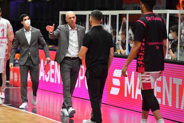 Chemnitz, Deutschland 15. Januar 2021: BBL - 2020 2021 - Niners Chemnitz vs. Telekom Baskets Bonn Trainer Rodrigo Pastore (Chemnitz) verabschiedet sich bei der Mannschaft der Telekom Baskets Bonn Copyright: xFotostandx xDostmannx