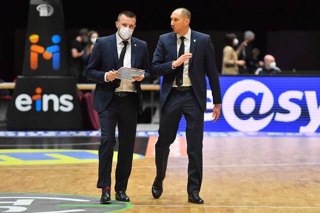 Chemnitz, Deutschland 15. Januar 2021: BBL - 2020 2021 - Niners Chemnitz vs. Telekom Baskets Bonn rechts, Trainer Chris O Shea (Bonn) nach der Niederlage auf dem Spielfeld Copyright: xFotostandx xDostmannx