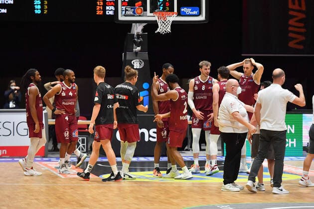 Chemnitz, Deutschland 15. Januar 2021: BBL - 2020 2021 - Niners Chemnitz vs. Telekom Baskets Bonn Die Spieler der Niners Chemnitz jubeln nach dem knappen Sieg. Copyright: xFotostandx xDostmannx