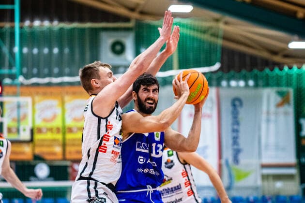 Miquel Servera Rodriguez ( 13 VfL SparkassenStars) waehrend der Saison 2020-21 (Herren) in der Barmer Bundesliga ProB zwischen BSW Sixers und VfL SparkassenStars Bochum in der Ballsporthalle Sandersdorf am 16. January 2021 in Sandersdorf, Sachsen Anhalt, Deutschland