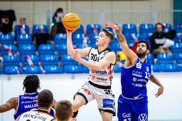 Vincent Friederici ( 30 BSW Sixers), Miquel Servera Rodriguez ( 13 VfL SparkassenStars) waehrend der Saison 2020-21 (Herren) in der Barmer Bundesliga ProB zwischen BSW Sixers und VfL SparkassenStars Bochum in der Ballsporthalle Sandersdorf am 16. January 2021 in Sandersdorf, Sachsen Anhalt, Deutschland