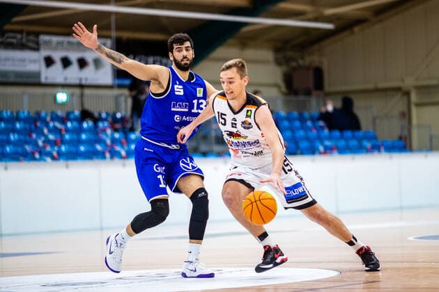 Marco Rahn ( 15 BSW Sixers), Miquel Servera Rodriguez ( 13 VfL SparkassenStars) waehrend der Saison 2020-21 (Herren) in der Barmer Bundesliga ProB zwischen BSW Sixers und VfL SparkassenStars Bochum in der Ballsporthalle Sandersdorf am 16. January 2021 in Sandersdorf, Sachsen Anhalt, Deutschland