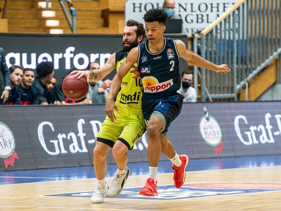 Bastian Doreth (medi bayreuth, 10) gegen Trae Bell-Haynes (HAKRO Merlins Crailsheim , 02), HARKO Merlins Crailsheim vs. medi bayreuth, 1. Bundesliga, Basketball, Herren, 16.01.2021 HARKO Merlins Crailsheim vs. medi bayreuth, 1. Bundesliga, Basketball, Herren, 16.01.2021 Ilshofen Copyright: xEibner-Pressefotox EP_mst