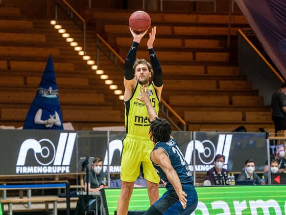 Matt Tiby (medi bayreuth, 15) gegen Jeremy Jones (HAKRO Merlins Crailsheim , 24), HARKO Merlins Crailsheim vs. medi bayreuth, 1. Bundesliga, Basketball, Herren, 16.01.2021 HARKO Merlins Crailsheim vs. medi bayreuth, 1. Bundesliga, Basketball, Herren, 16.01.2021 Ilshofen Copyright: xEibner-Pressefotox EP_mst