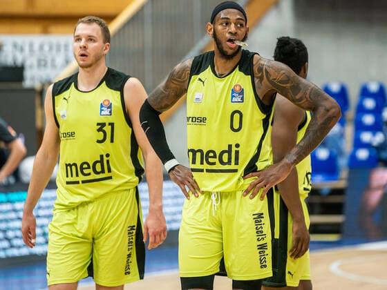 Derek Pardon (medi bayreuth, 00) mit Osvaldas Olisevicius (medi bayreuth, 31), HARKO Merlins Crailsheim vs. medi bayreuth, 1. Bundesliga, Basketball, Herren, 16.01.2021 HARKO Merlins Crailsheim vs. medi bayreuth, 1. Bundesliga, Basketball, Herren, 16.01.2021 Ilshofen Copyright: xEibner-Pressefotox EP_mst