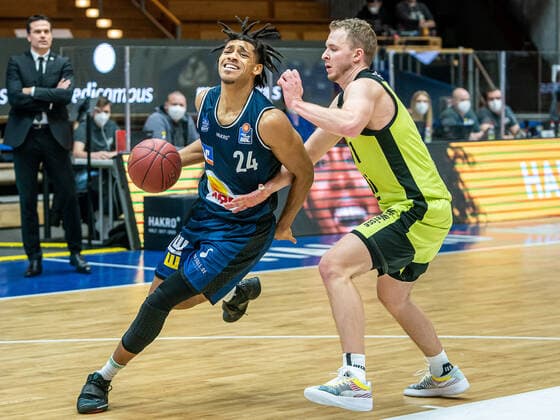 Jeremy Jones (HAKRO Merlins Crailsheim , 24) gegen Osvaldas Olisevicius (medi bayreuth, 31), HARKO Merlins Crailsheim vs. medi bayreuth, 1. Bundesliga, Basketball, Herren, 16.01.2021 HARKO Merlins Crailsheim vs. medi bayreuth, 1. Bundesliga, Basketball, Herren, 16.01.2021 Ilshofen Copyright: xEibner-Pressefotox EP_mst
