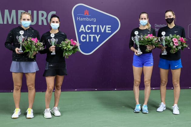 Im Bild: Zweitplatzierte (li): Kimberley ZIMMERMANN (BEL) 4 und Amandine HESSE (FRA) - Siegerinnen 2021: Anna BONDAR (HUN) 8 und Tereza MIHALIKOVA (SVK) 3 Tennis Future Hamburg - ITF-W25 Hamburg, Hamburg, Tennis-Verband Hamburg, 16.01.2021,