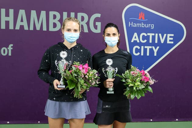Im Bild: Zweitplatzierte: Kimberley ZIMMERMANN (BEL) 4 und, Amandine HESSE (FRA) Tennis Future Hamburg - ITF-W25 Hamburg, Hamburg, Tennis-Verband Hamburg, 16.01.2021,