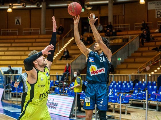 Jeremy Jones (HAKRO Merlins Crailsheim , 24) gegen Matt Tiby (medi bayreuth, 15), HARKO Merlins Crailsheim vs. medi bayreuth, 1. Bundesliga, Basketball, Herren, 16.01.2021 HARKO Merlins Crailsheim vs. medi bayreuth, 1. Bundesliga, Basketball, Herren, 16.01.2021 Ilshofen Copyright: xEibner-Pressefotox EP_mst