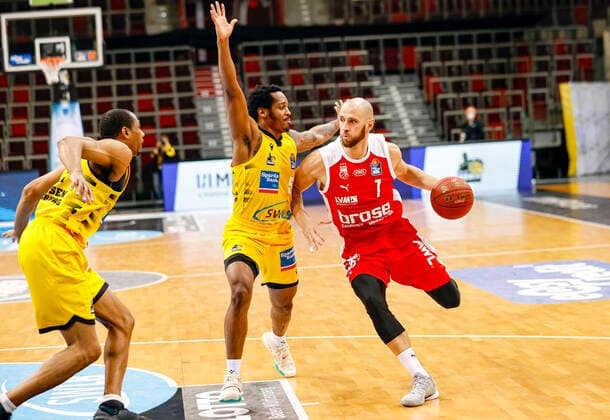 rechts Alex Ruoff (Brose Bamberg, 07) links Barry Brown Jr. (MHP Riesen Ludwigsburg, 05) MHP Riesen Ludwigsburg - Brose Bamberg, easyCredit Basketball Bundesliga, Saison 2020-2021, 13. Spieltag, Ludwigsburg, Germany, 16.01.2021, - Copyright: DanielxLöb