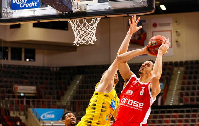 rechts Dominic Lockhart (Brose Bamberg, 03) links Jonas Wohlfahrth - Bottermann (MHP Riesen Ludwigsburg, 18) MHP Riesen Ludwigsburg - Brose Bamberg, easyCredit Basketball Bundesliga, Saison 2020-2021, 13. Spieltag, Ludwigsburg, Germany, 16.01.2021, - Copyright: DanielxLöb