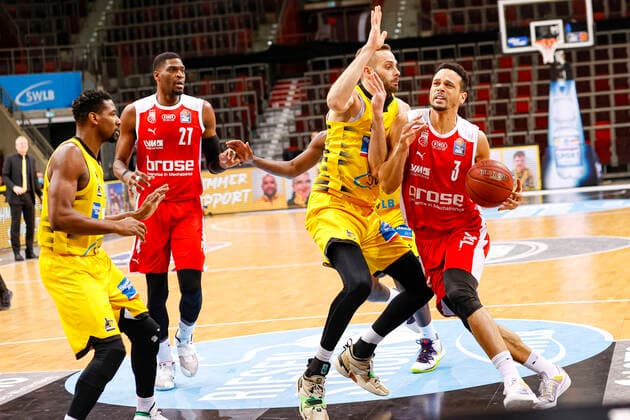 rechts Dominic Lockhart (Brose Bamberg, 03) links Jonas Wohlfahrth - Bottermann (MHP Riesen Ludwigsburg, 18) MHP Riesen Ludwigsburg - Brose Bamberg, easyCredit Basketball Bundesliga, Saison 2020-2021, 13. Spieltag, Ludwigsburg, Germany, 16.01.2021, - Copyright: DanielxLöb