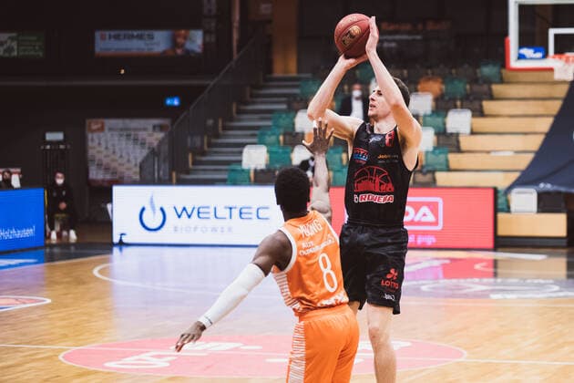 easyCredit-BBL: 13. Spieltag - RASTA Vechta vs. JobStairs GIESSEN 46ers, 16.01.2021 Joshua Adam Young (RASTA Vechta, 8), Alen Pjanic (JobStairs GIESSEN 46ers, 8); easyCredit-BBL: 13. Spieltag - RASTA Vechta vs. JobStairs GIESSEN 46ers am 16.01.2021 in Vechta (RASTA Dome), Germany, Copyright: xBEAUTIFULxSPORTS Neddermannx