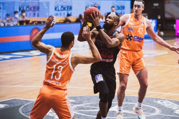 easyCredit-BBL: 13. Spieltag - RASTA Vechta vs. JobStairs GIESSEN 46ers, 16.01.2021 Jean Salumu (RASTA Vechta, 13), Brandon Thomas (JobStairs GIESSEN 46ers, 33); easyCredit-BBL: 13. Spieltag - RASTA Vechta vs. JobStairs GIESSEN 46ers am 16.01.2021 in Vechta (RASTA Dome), Germany, Copyright: xBEAUTIFULxSPORTS Neddermannx