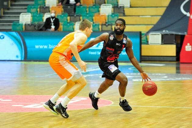 Basketball - Bundesliga - 13. Spieltag RASTA Vechta - JobStairs Giessen 46ers am 16.01.2021 im RASTA Dome in Vechta Tim Hasbargen (Vechta) im Zweikampf mit Jonathan Stark (Giessen)