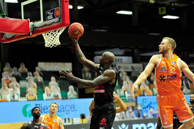 Basketball - Bundesliga - 13. Spieltag RASTA Vechta - JobStairs Giessen 46ers am 16.01.2021 im RASTA Dome in Vechta Brandon Bowmann (Giessen) auf dem Weg zum Dunking