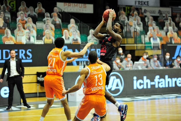 Basketball - Bundesliga - 13. Spieltag RASTA Vechta - JobStairs Giessen 46ers am 16.01.2021 im RASTA Dome in Vechta Isaac Brandon Hamilton (Giessen) im Anflug zum Korbleger