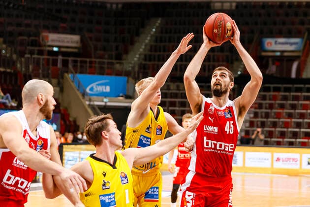 rechts David Kravish (Brose Bamberg, 45) links Jacob Patrick (MHP Riesen Ludwigsburg, 02) MHP Riesen Ludwigsburg - Brose Bamberg, easyCredit Basketball Bundesliga, Saison 2020-2021, 13. Spieltag, Ludwigsburg, Germany, 16.01.2021, - Copyright: DanielxLöb
