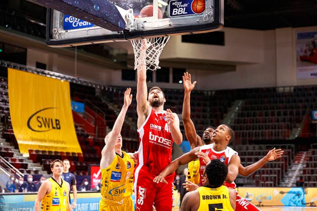 MItte David Kravish (Brose Bamberg, 45) links Jacob Patrick (MHP Riesen Ludwigsburg, 02) rechts Devon Hall (Brose Bamberg, 22) MHP Riesen Ludwigsburg - Brose Bamberg, easyCredit Basketball Bundesliga, Saison 2020-2021, 13. Spieltag, Ludwigsburg, Germany, 16.01.2021, - Copyright: DanielxLöb